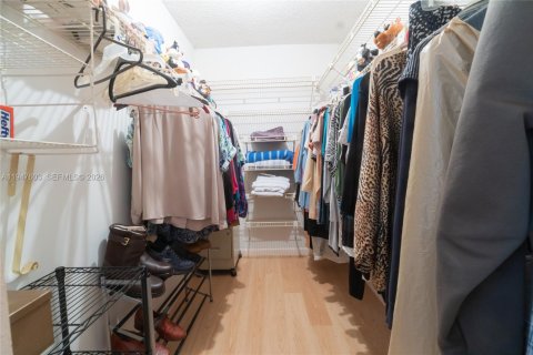 House in Tamarac, Florida 3 bedrooms, 138.52 sq.m. № 2003802 - photo 11