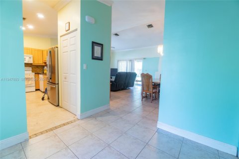 House in Tamarac, Florida 3 bedrooms, 138.52 sq.m. № 2003802 - photo 6