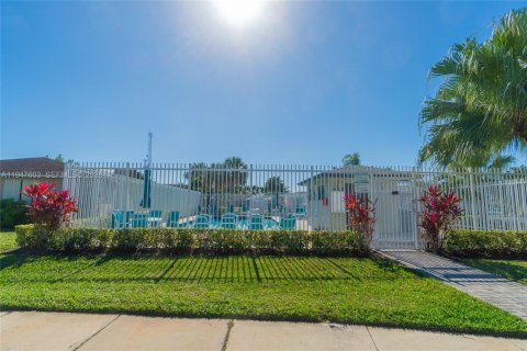 House in Tamarac, Florida 3 bedrooms, 138.52 sq.m. № 2003802 - photo 22