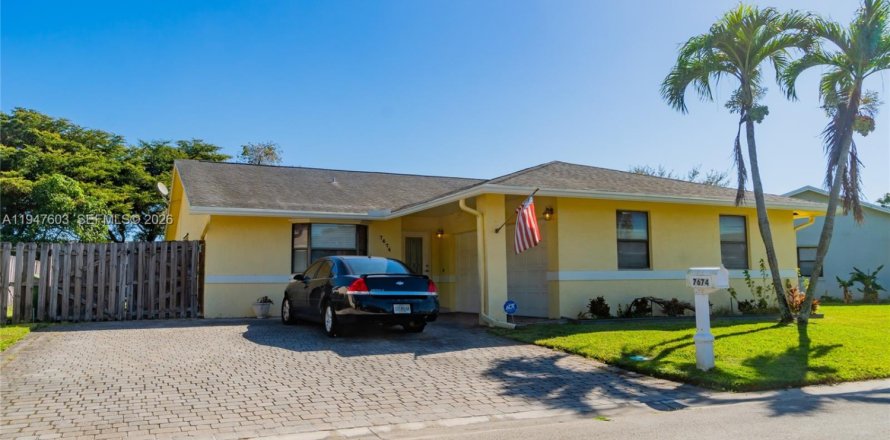 House in Tamarac, Florida 3 bedrooms, 138.52 sq.m. № 2003802