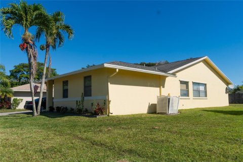House in Tamarac, Florida 3 bedrooms, 138.52 sq.m. № 2003802 - photo 18
