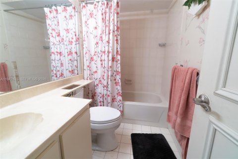 House in Tamarac, Florida 3 bedrooms, 138.52 sq.m. № 2003802 - photo 15