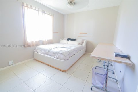 House in Tamarac, Florida 3 bedrooms, 138.52 sq.m. № 2003802 - photo 14