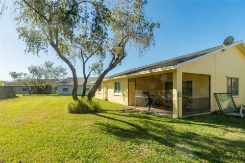 House in Tamarac, Florida 3 bedrooms, 138.52 sq.m. № 2003802 - photo 20