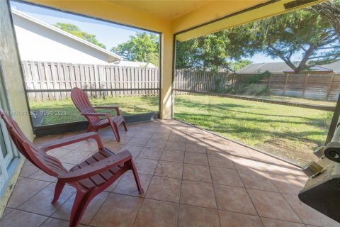 House in Tamarac, Florida 3 bedrooms, 138.52 sq.m. № 2003802 - photo 19