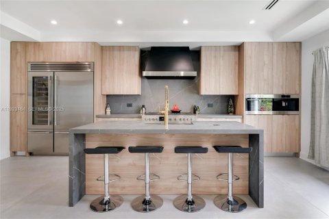 Casa en venta en North Bay Village, Florida, 3 dormitorios, 143.72 m2 № 1982529 - foto 1