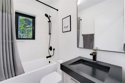 Casa en venta en North Bay Village, Florida, 3 dormitorios, 143.72 m2 № 1982529 - foto 11