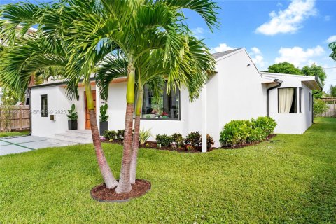 Casa en venta en North Bay Village, Florida, 3 dormitorios, 143.72 m2 № 1982529 - foto 5