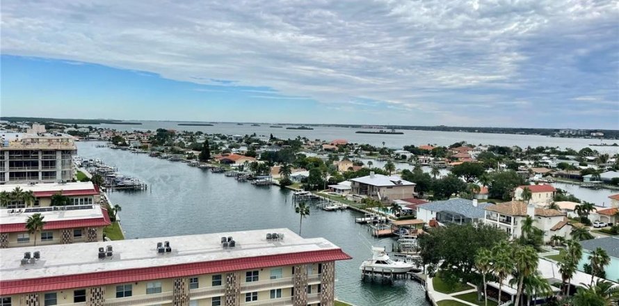 Condominio en Clearwater, Florida, 2 dormitorios № 1916343