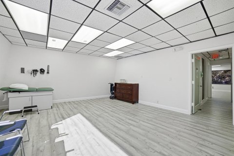 Propiedad comercial en venta en Coral Springs, Florida № 2087825 - foto 11