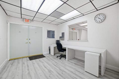 Propiedad comercial en venta en Coral Springs, Florida № 2087825 - foto 24