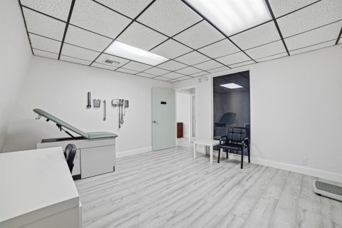 Propiedad comercial en venta en Coral Springs, Florida № 2087825 - foto 22