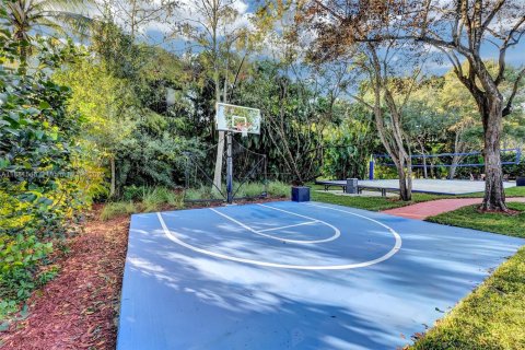 House in Davie, Florida 8 bedrooms, 261.06 sq.m. № 1983320 - photo 15