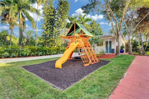 House in Davie, Florida 8 bedrooms, 261.06 sq.m. № 1983320 - photo 27