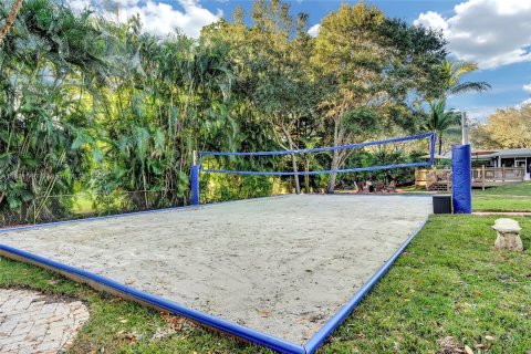 House in Davie, Florida 8 bedrooms, 261.06 sq.m. № 1983320 - photo 13