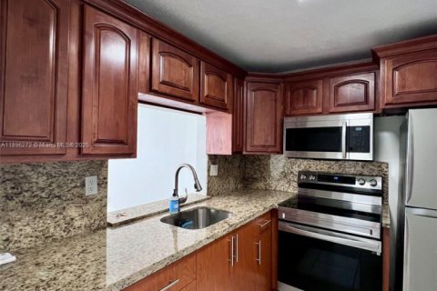 Снять в аренду кондоминиум в Норт-Майами-Бич, Флорида 1 спальня, 75.07м2, № 1950429 - фото 1