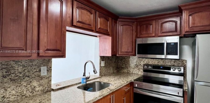 Кондоминиум с 1 спальней в Норт-Майами-Бич, Флорида № 1950429