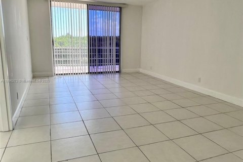 Снять в аренду кондоминиум в Норт-Майами-Бич, Флорида 1 спальня, 75.07м2, № 1950429 - фото 3