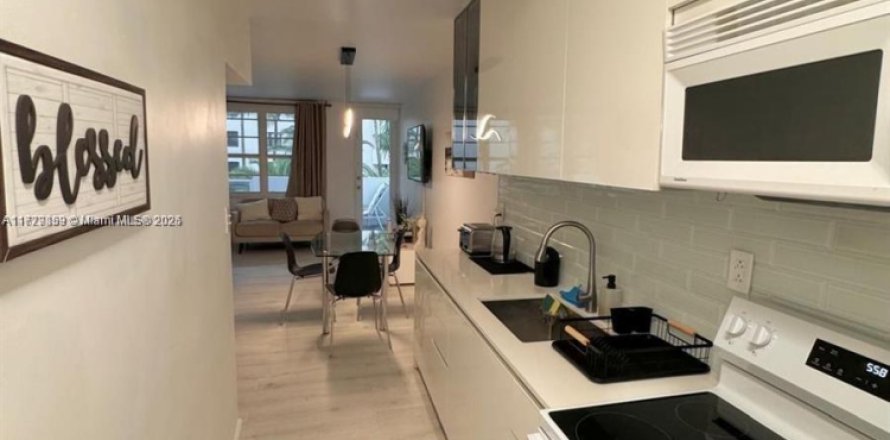 Estudio en el Condominio en Miami Beach, Florida  № 1958921