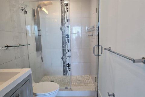 Condominio en alquiler en Miami, Florida, 2 dormitorios, 106.65 m2 № 2011751 - foto 8