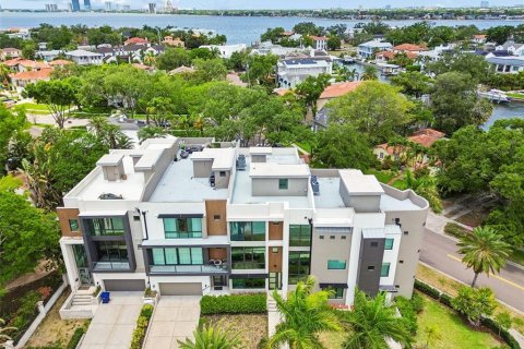 Townhouse in Tampa, Florida 4 bedrooms, 369.47 sq.m. № 2216199