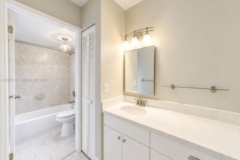Condominio en alquiler en Miami, Florida, 2 dormitorios, 96.62 m2 № 2345722 - foto 4