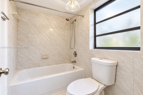 Condominio en alquiler en Miami, Florida, 2 dormitorios, 96.62 m2 № 2345722 - foto 6