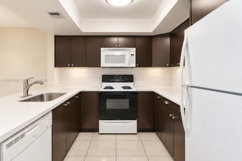 Condominio en alquiler en Miami, Florida, 2 dormitorios, 96.62 m2 № 2345722 - foto 2