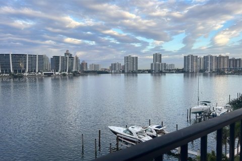 Condominio en venta en Sunny Isles Beach, Florida, 2 dormitorios, 113.06 m2 № 2016888 - foto 3