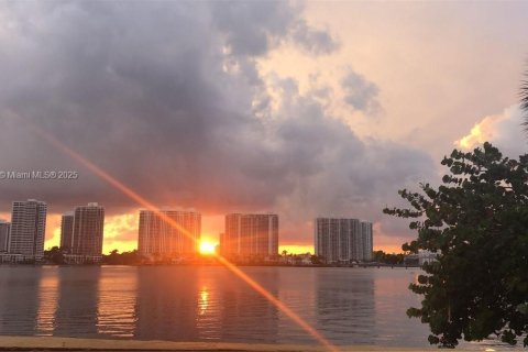 Condominio en venta en Sunny Isles Beach, Florida, 2 dormitorios, 113.06 m2 № 2016888 - foto 4