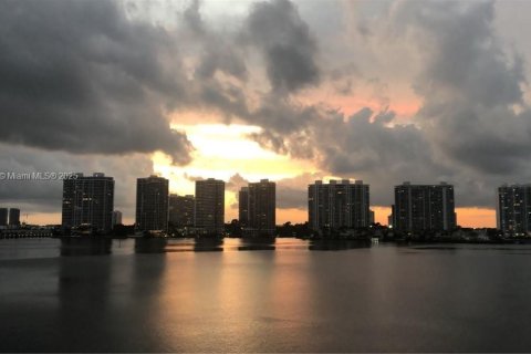 Condominio en venta en Sunny Isles Beach, Florida, 2 dormitorios, 113.06 m2 № 2016888 - foto 8