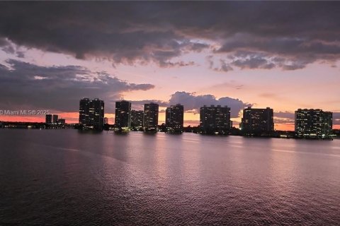 Condominio en venta en Sunny Isles Beach, Florida, 2 dormitorios, 113.06 m2 № 2016888 - foto 10