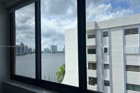 Condominio en venta en Sunny Isles Beach, Florida, 2 dormitorios, 113.06 m2 № 2016888 - foto 17