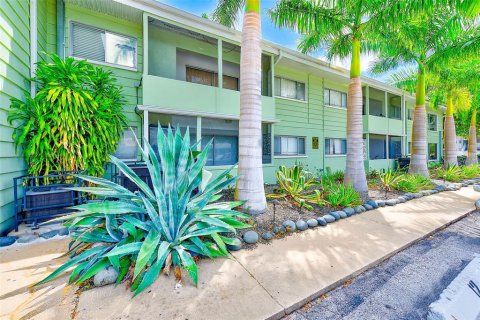 Condo in Clearwater, Florida, 2 bedrooms  № 1912469 - photo 1