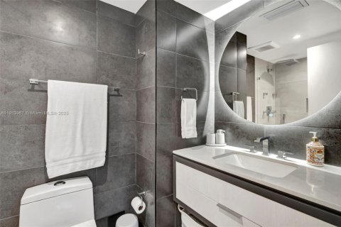 Condo in Miami Beach, Florida, 2 bedrooms № 2061595 - photo 25