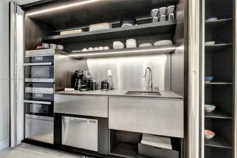 Condo in Miami Beach, Florida, 2 bedrooms № 2061595 - photo 17