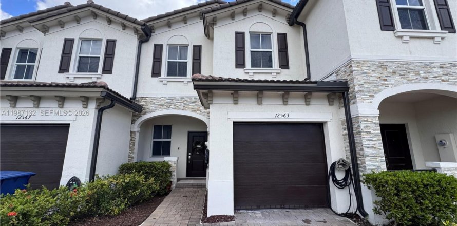 Townhouse in Miami, Florida 3 bedrooms, 133.97 sq.m. № 2046619