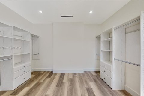 Villa ou maison à vendre à Miami, Floride: 4 chambres, 307.69 m2 № 1942663 - photo 24