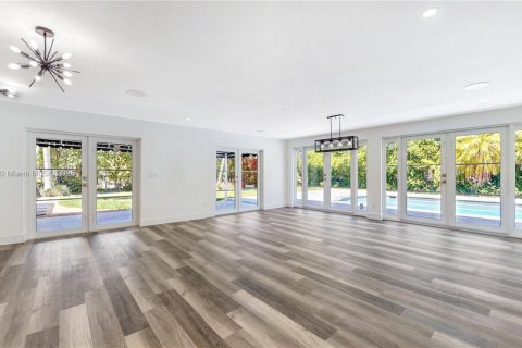 Villa ou maison à vendre à Miami, Floride: 4 chambres, 307.69 m2 № 1942663 - photo 16