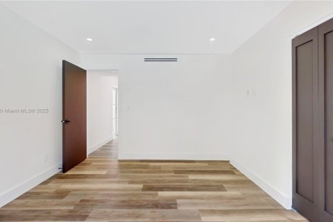 Villa ou maison à vendre à Miami, Floride: 4 chambres, 307.69 m2 № 1942663 - photo 28