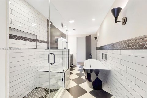 Villa ou maison à vendre à Miami, Floride: 4 chambres, 307.69 m2 № 1942663 - photo 30