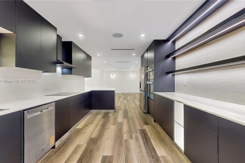 Villa ou maison à vendre à Miami, Floride: 4 chambres, 307.69 m2 № 1942663 - photo 9