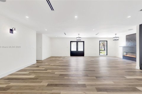 Villa ou maison à vendre à Miami, Floride: 4 chambres, 307.69 m2 № 1942663 - photo 13
