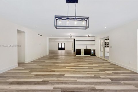 Villa ou maison à vendre à Miami, Floride: 4 chambres, 307.69 m2 № 1942663 - photo 18