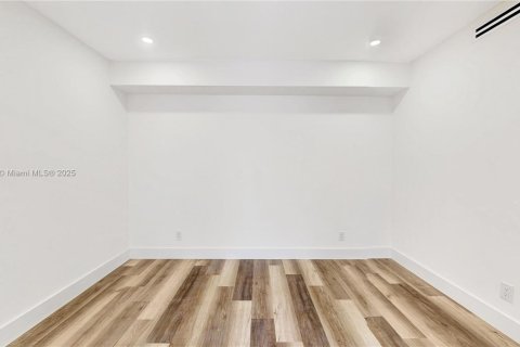 Villa ou maison à vendre à Miami, Floride: 4 chambres, 307.69 m2 № 1942663 - photo 29