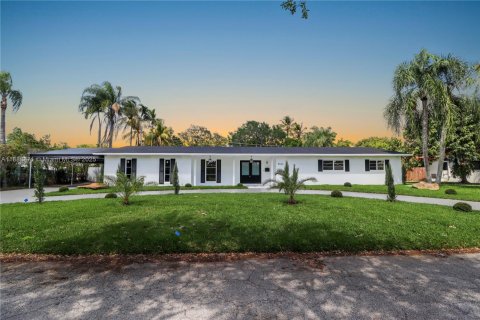 Villa ou maison à vendre à Miami, Floride: 4 chambres, 307.69 m2 № 1942663 - photo 1