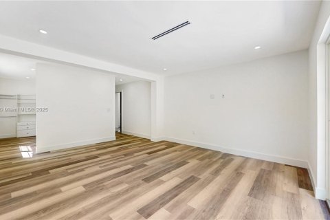 Villa ou maison à vendre à Miami, Floride: 4 chambres, 307.69 m2 № 1942663 - photo 23