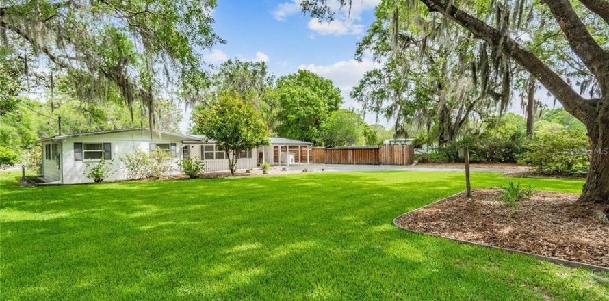 House in Land O' Lakes, Florida 3 bedrooms, 134.06 sq.m. № 1537312