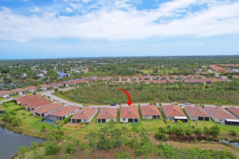 House in Jensen Beach, Florida 4 bedrooms, 188.87 sq.m. № 1116738 - photo 1