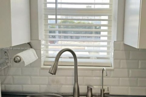 Copropriété à louer à Miami, Floride: 2 chambres, 68.84 m2 № 2397530 - photo 11